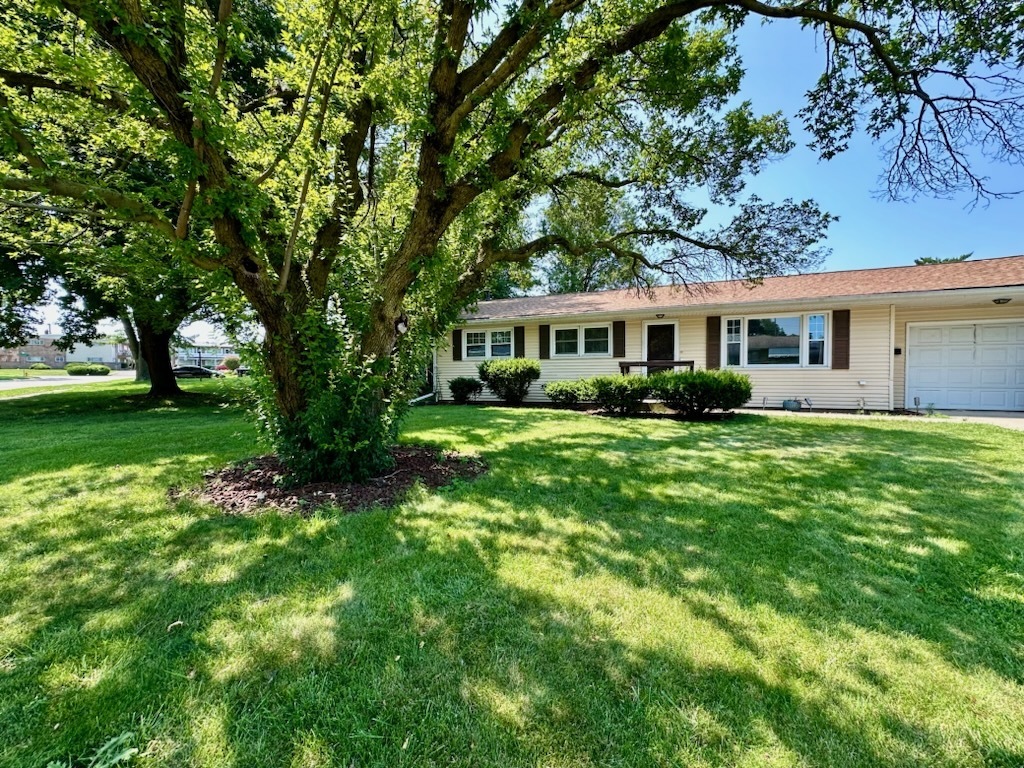 Property Photo:  217 Sherwood Way  IL 61701 