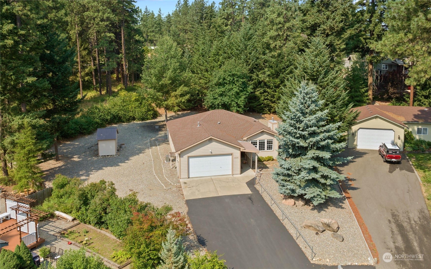 Property Photo:  805 Roslyn Place  WA 98922 