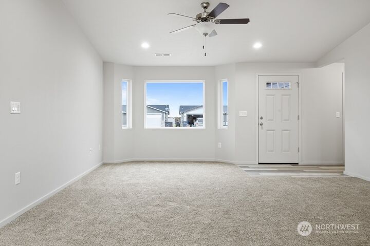Property Photo: 1027 E Cascade Street WA 99344