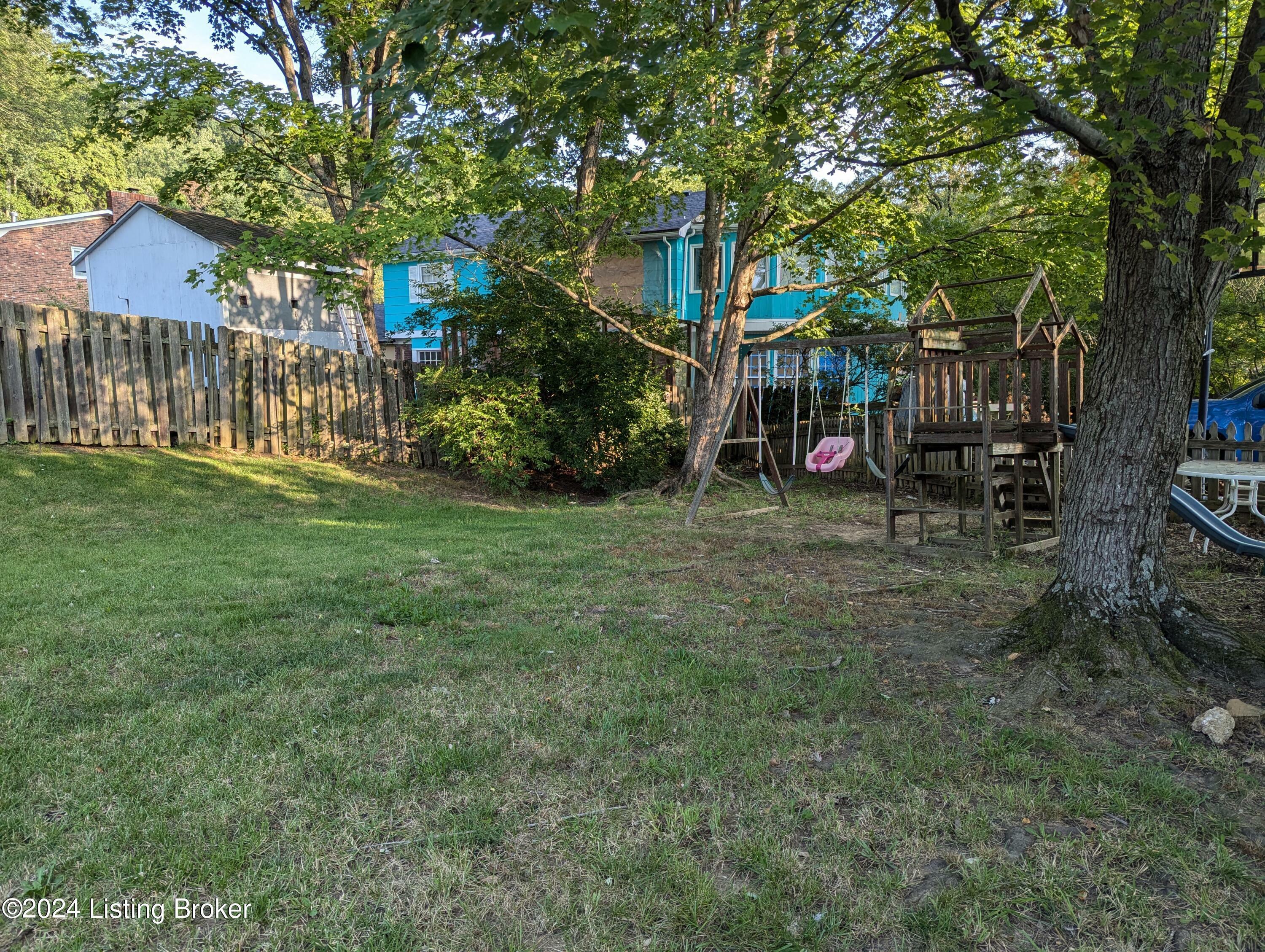 Property Photo:  7404 Manslick Rd  KY 40214 