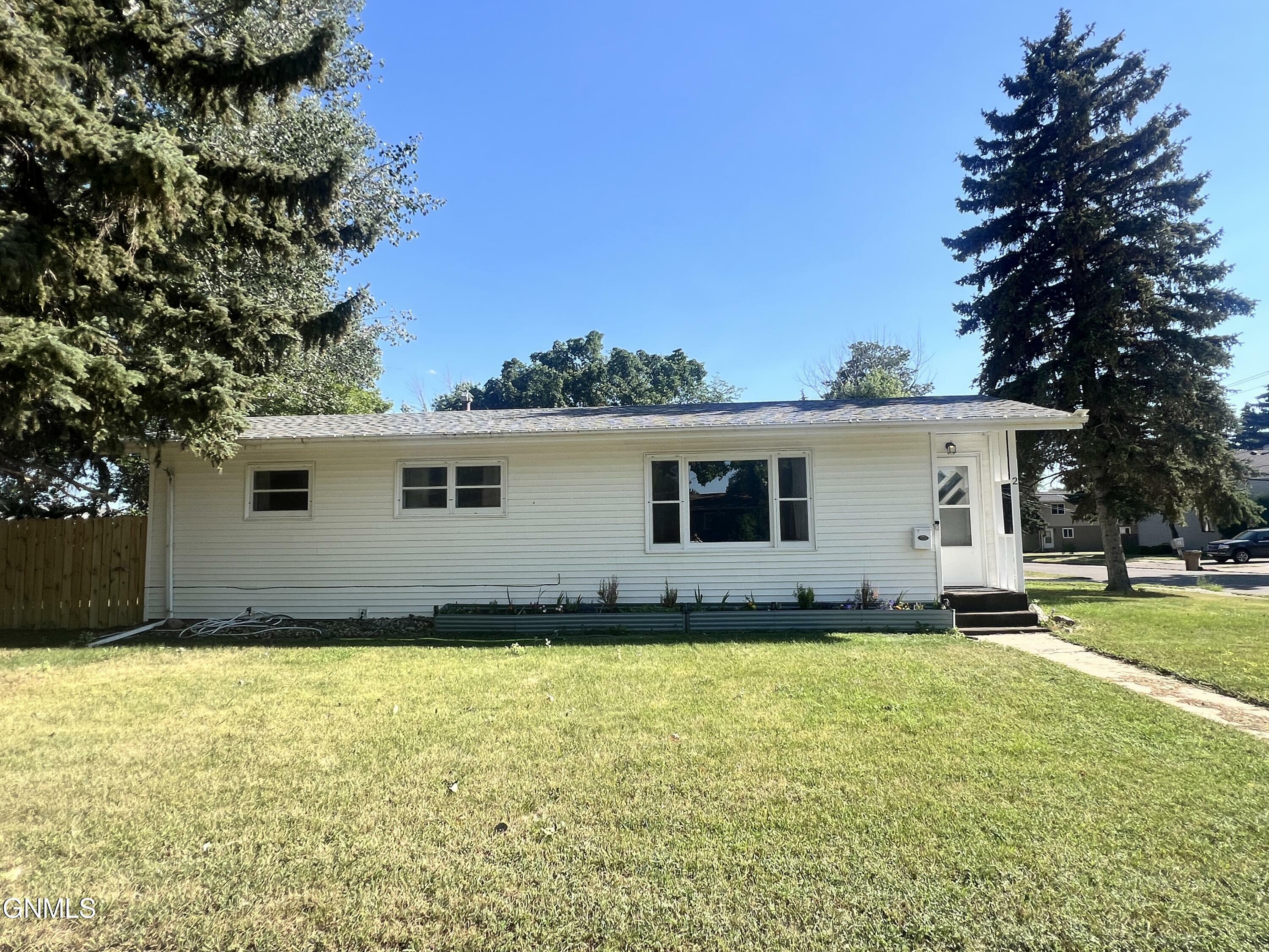 Property Photo:  2 18th Avenue SE  ND 58701 