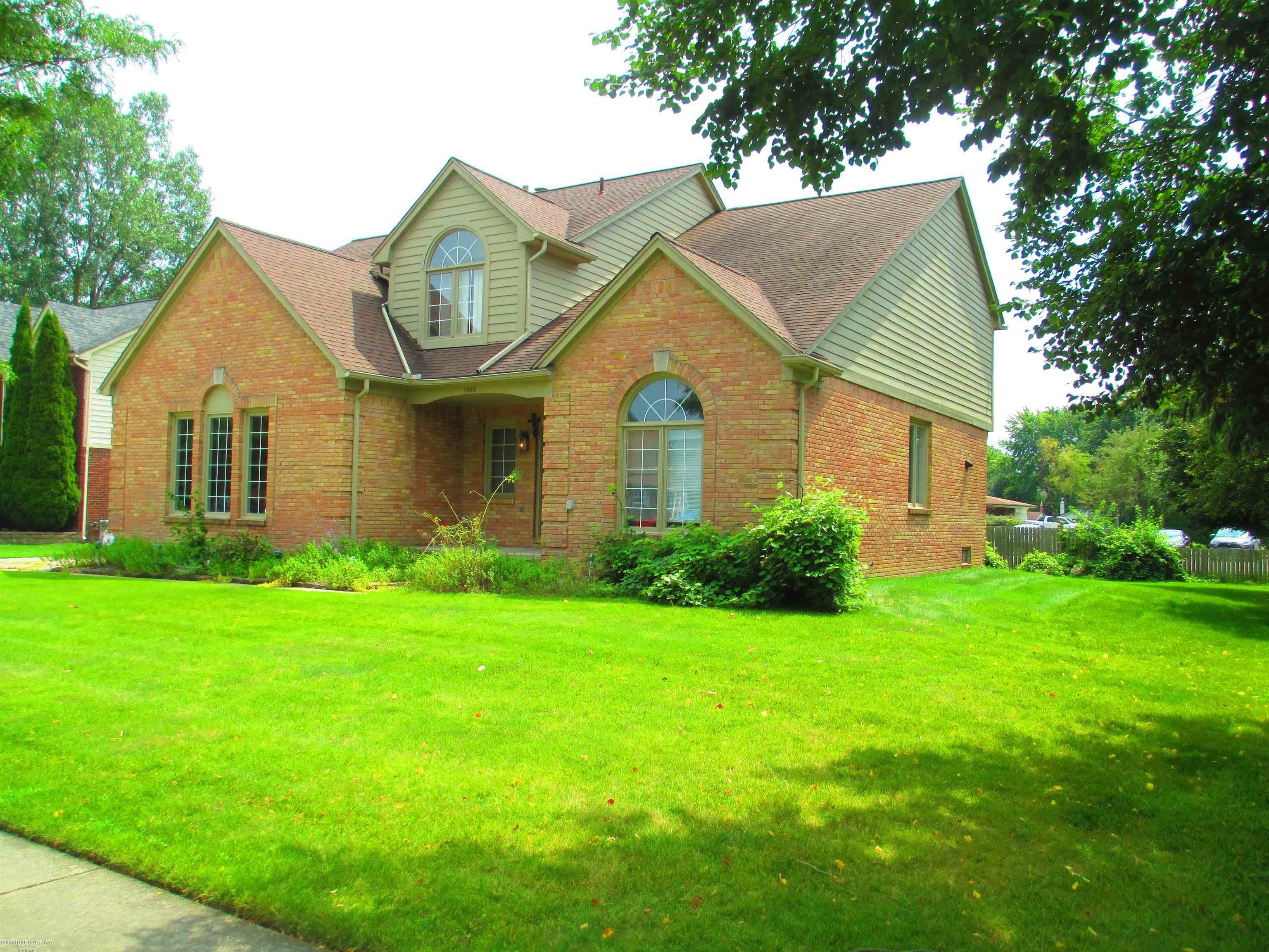 Property Photo:  1922 Forest Mead  MI 48314-2732 