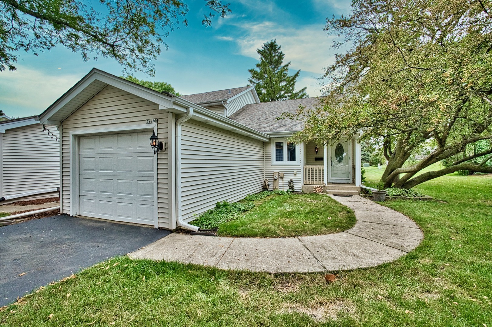 Property Photo: 4S760 Pinehurst Drive IL 60563