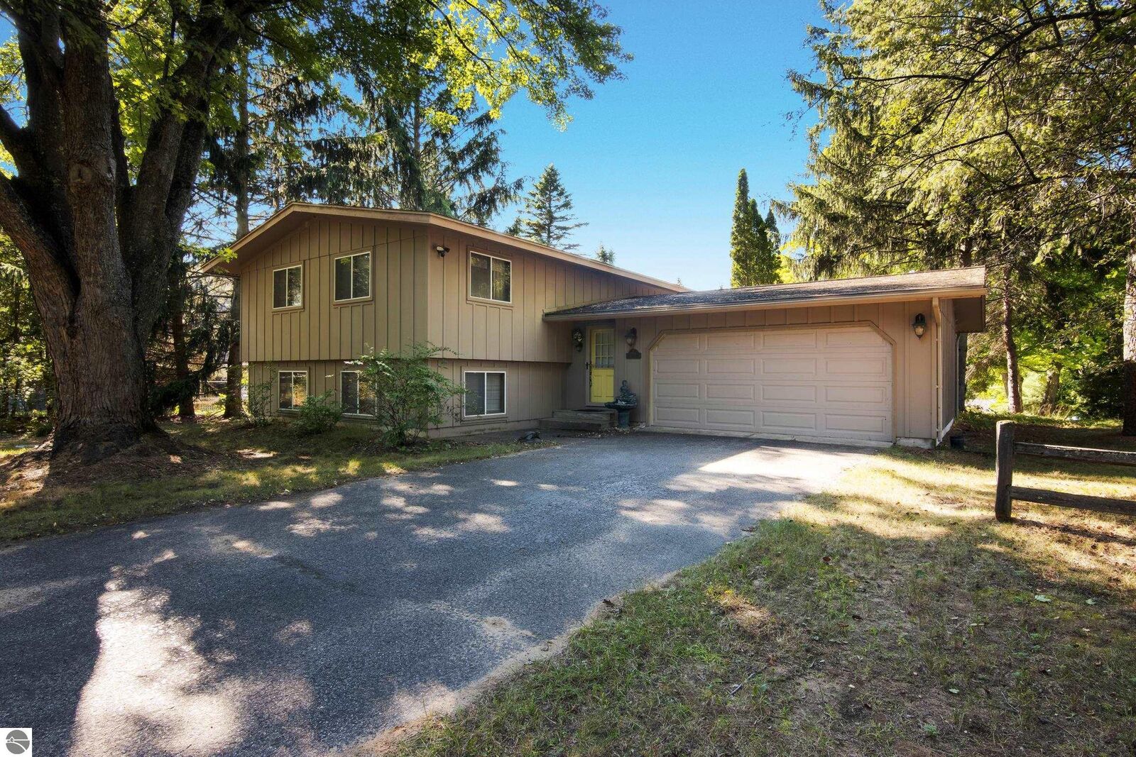 Property Photo:  9958 E Elk Lake Drive  MI 49676-9384 