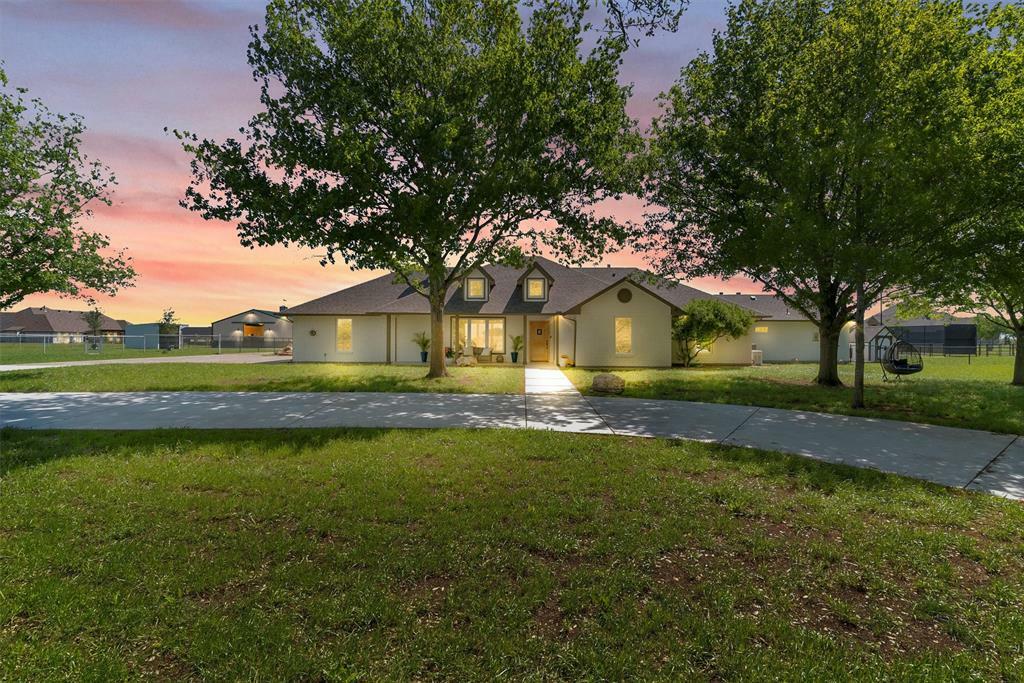 Property Photo:  610 S Point Court  TX 76008 