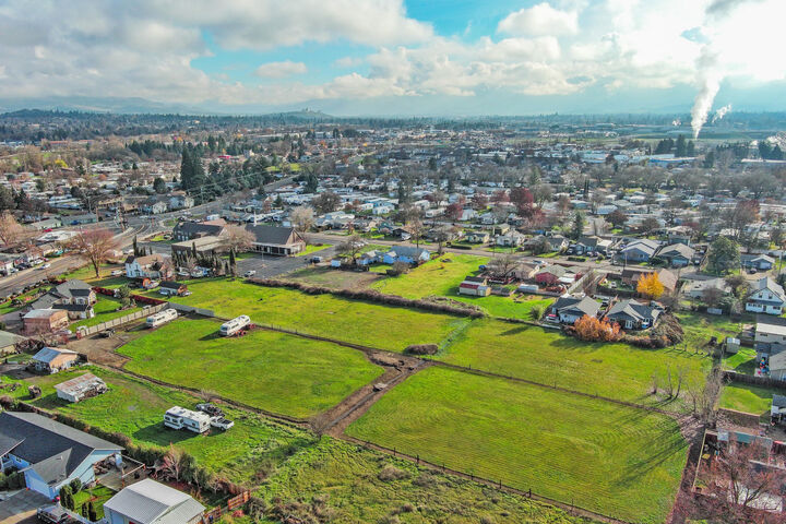 Property Photo:  2573 Merriman Road 3300  OR 97501 