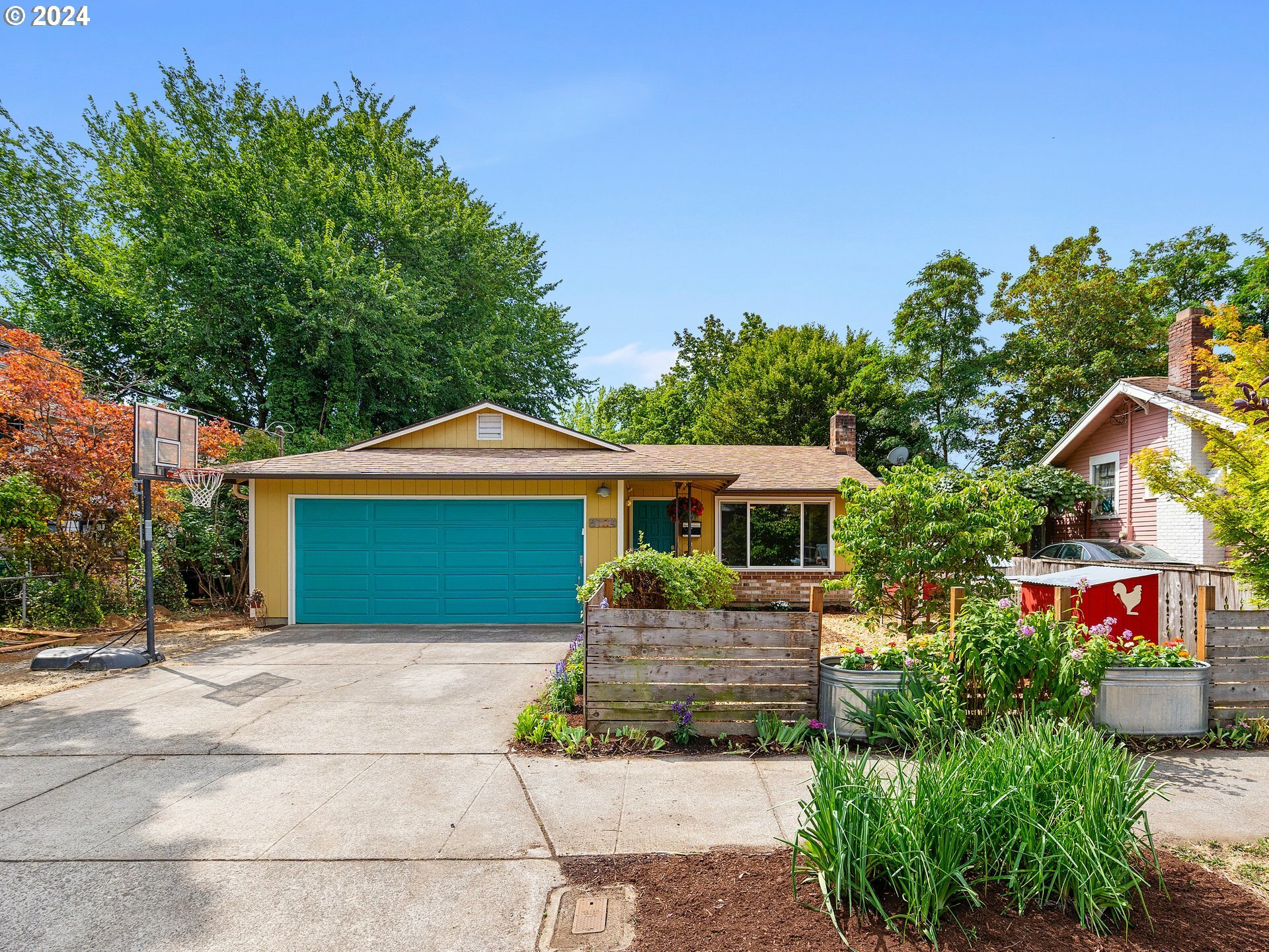 Property Photo: 6104 SE Bush St OR 97206