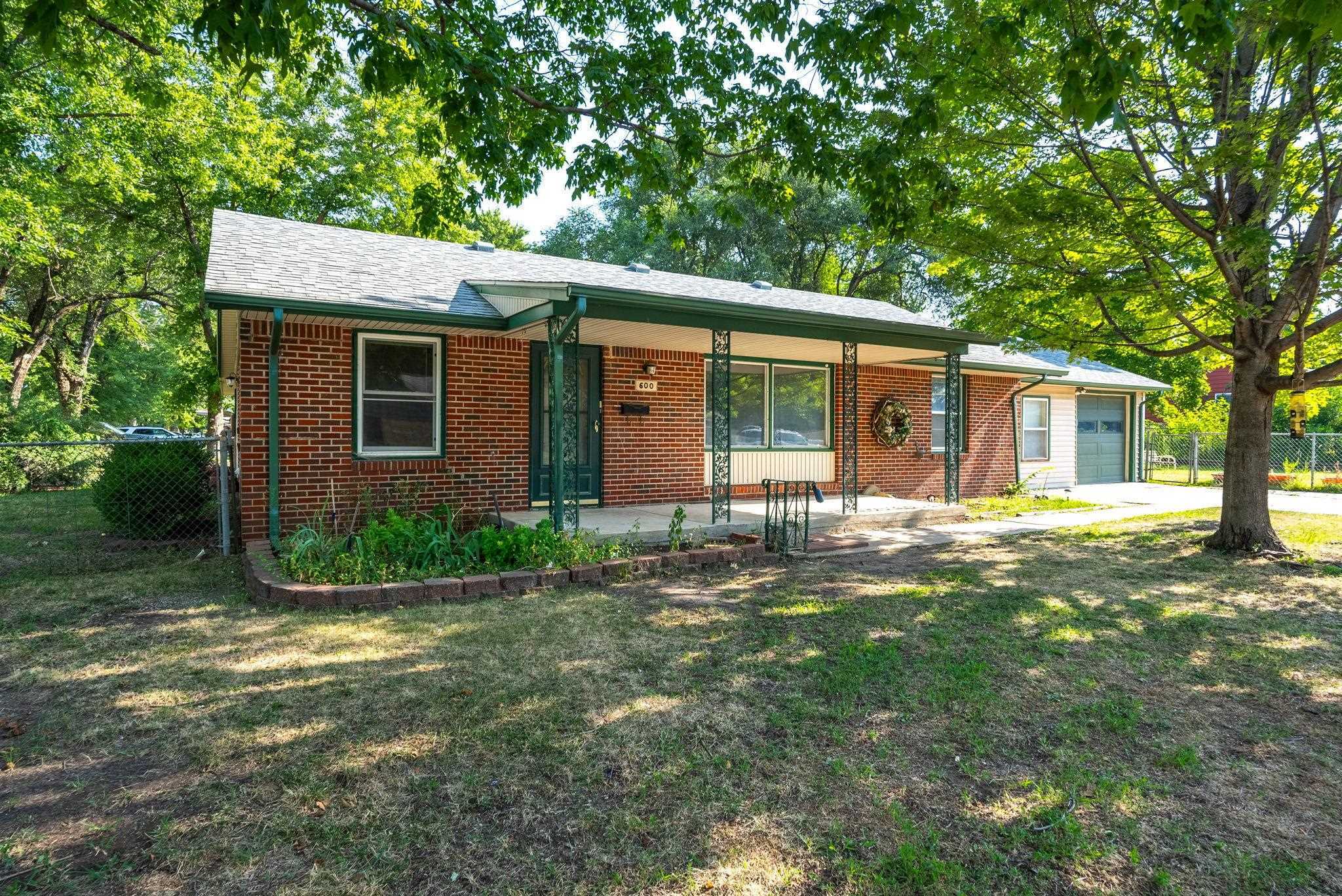 Property Photo:  600 E Greenway St  KS 67037 