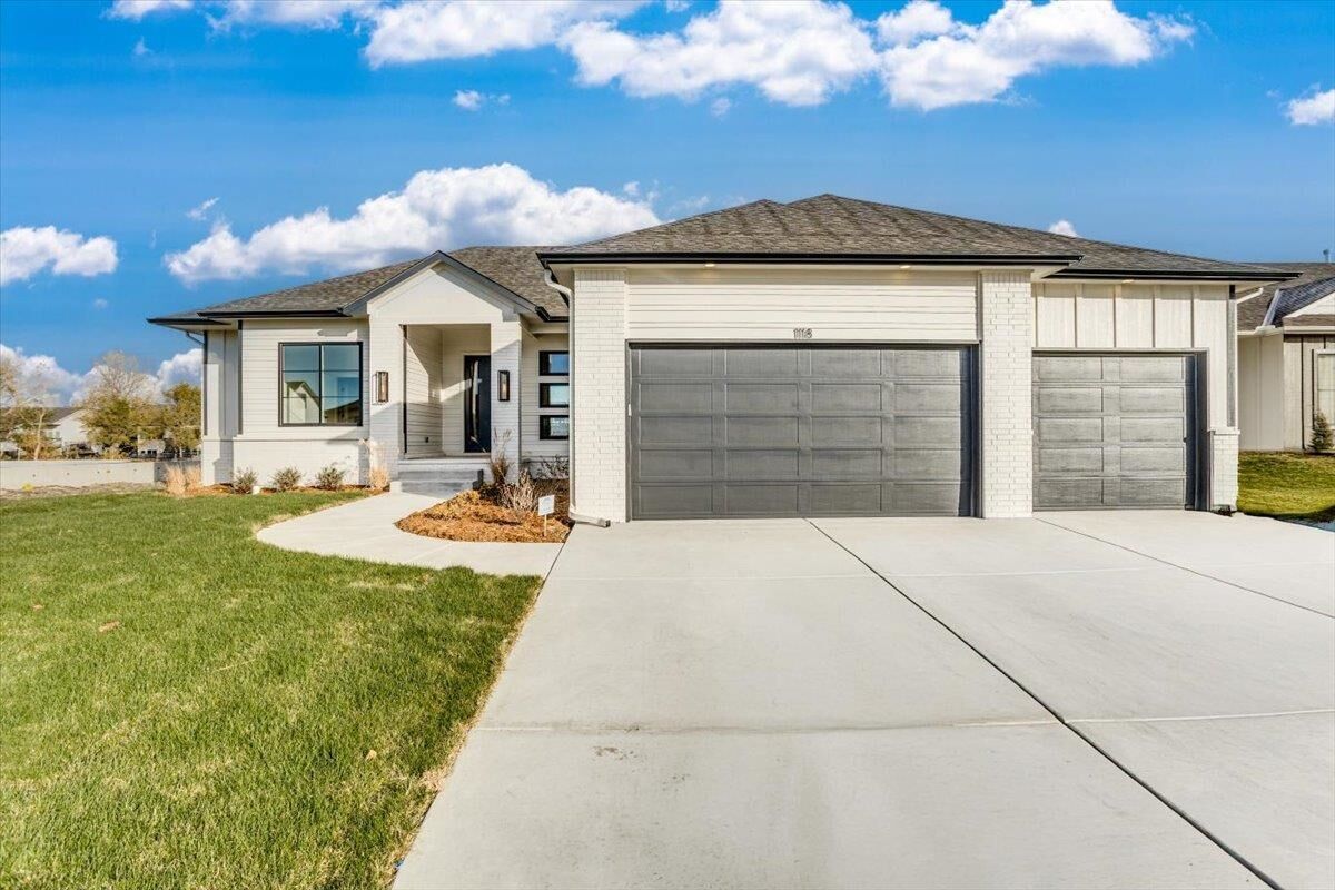 Property Photo: 1118 W Lakeway Ct KS 67002