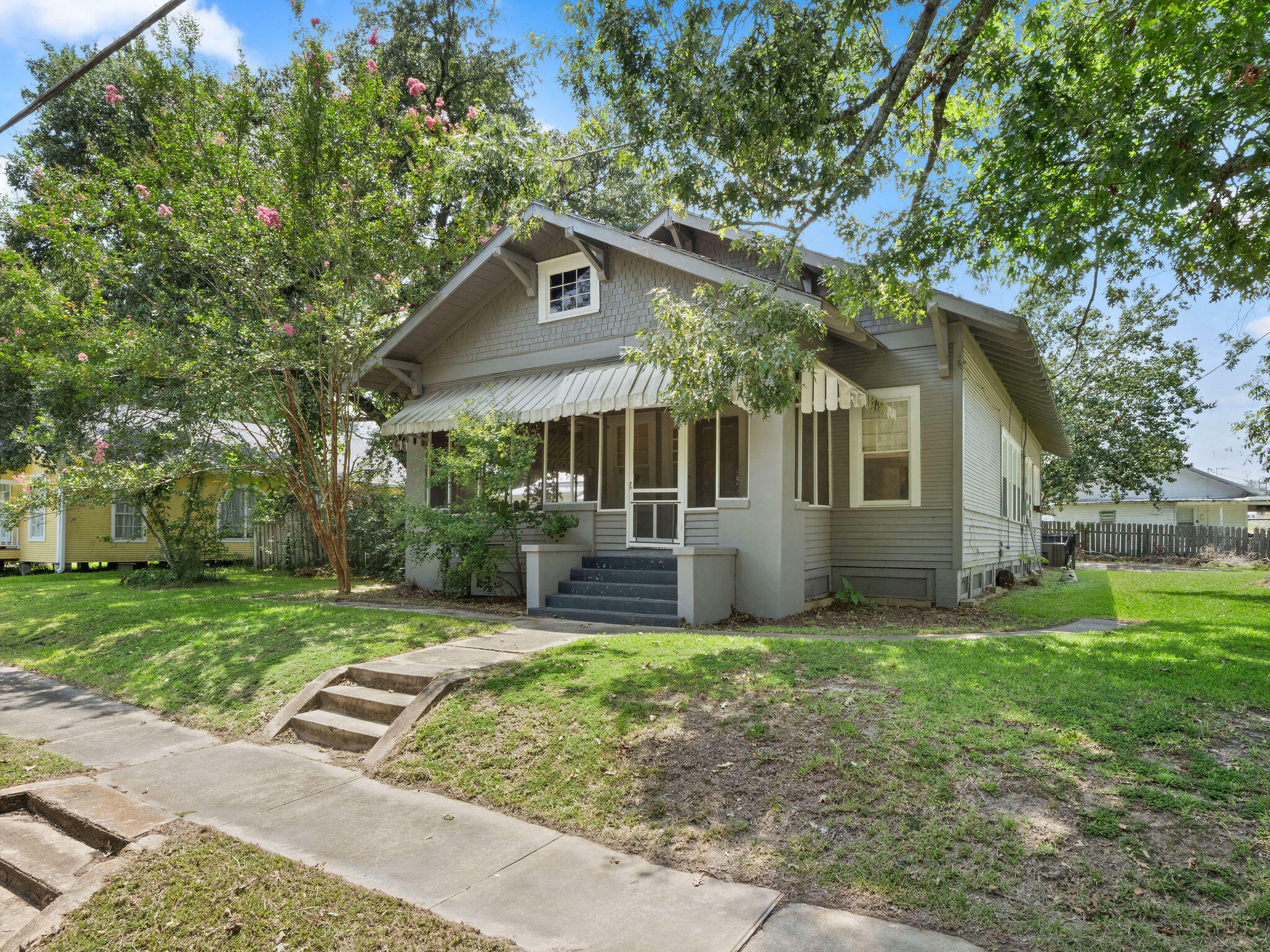 Property Photo:  204 N 1st St  LA 71446 