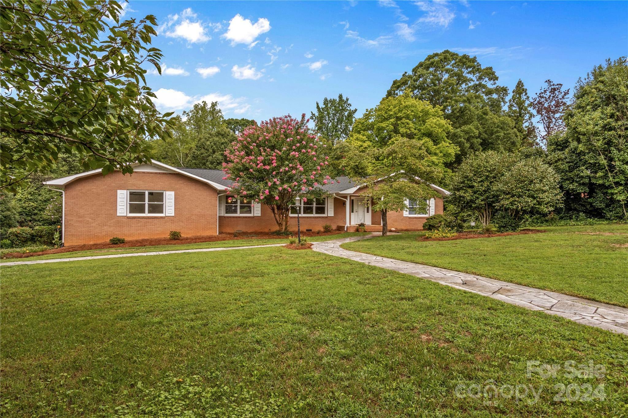 Property Photo:  507 S Magnolia Street  NC 28115 