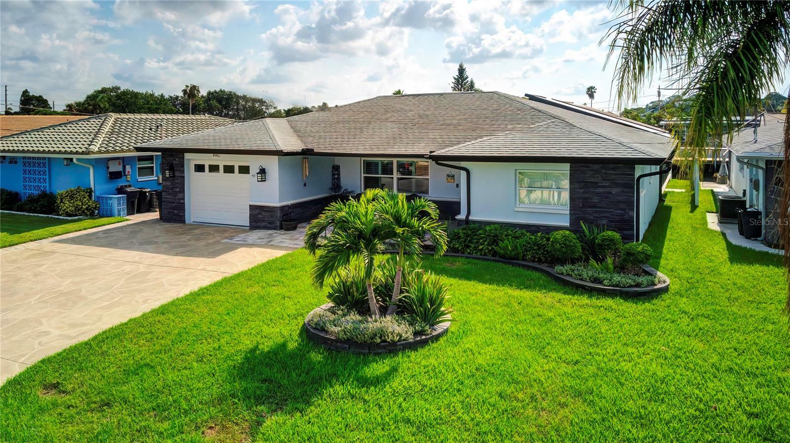 Property Photo:  4946 Bonito Drive  FL 34652 