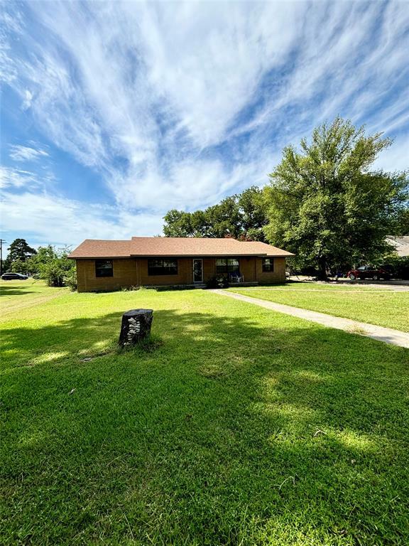 Property Photo:  512 E Lane Street  TX 75783 