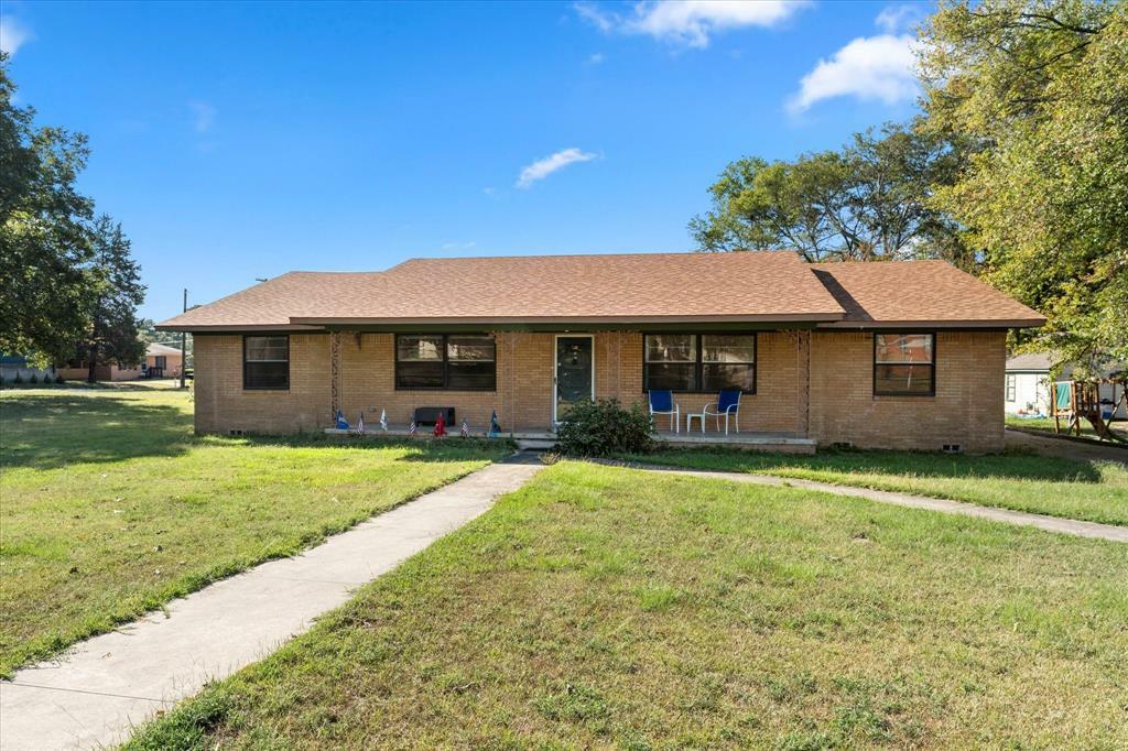 Property Photo:  512 E Lane Street  TX 75783 