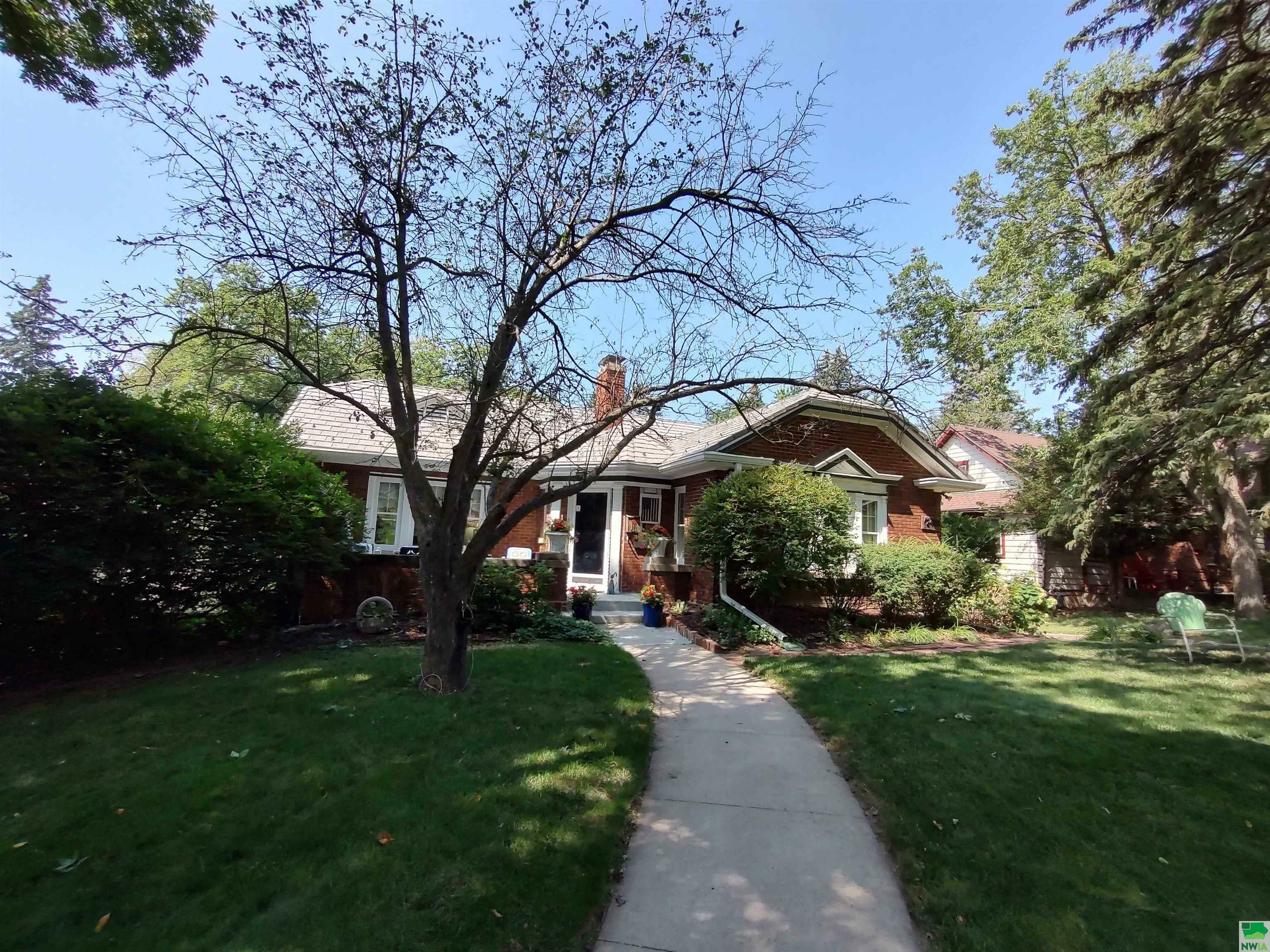 Property Photo:  2403 E Solway Street  IA 51104 