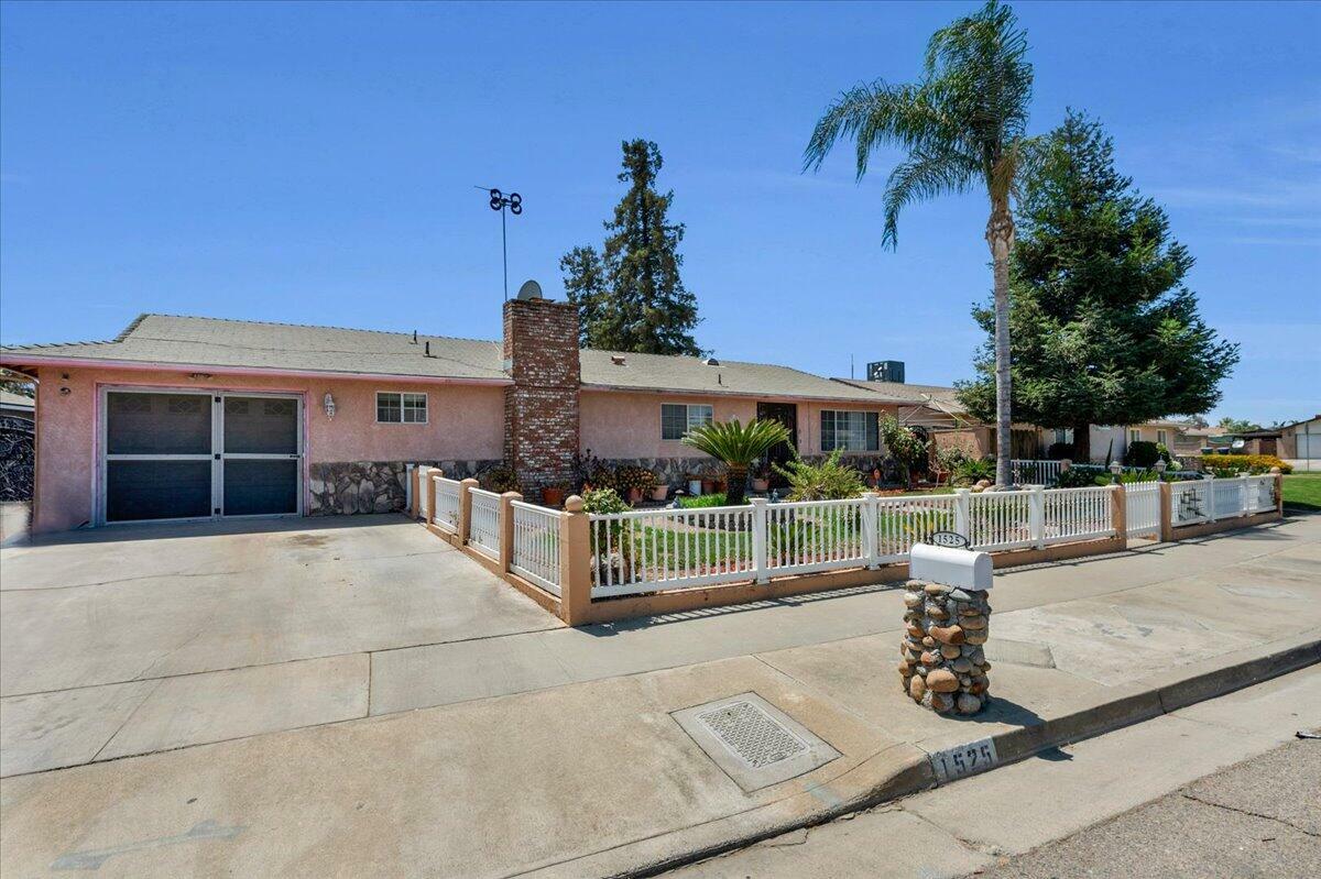 Property Photo:  1525 E Walnut Avenue  CA 93274 