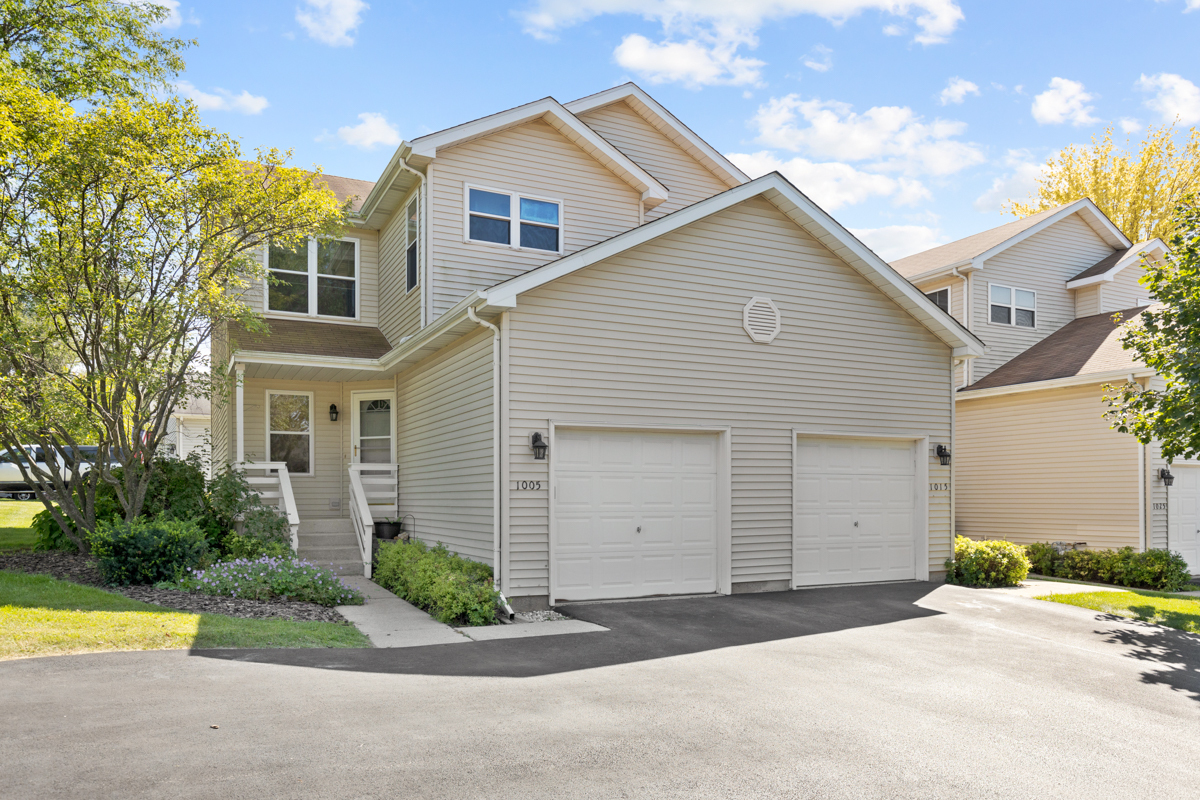 Property Photo:  1005 Briden Drive 1005  IL 60152 