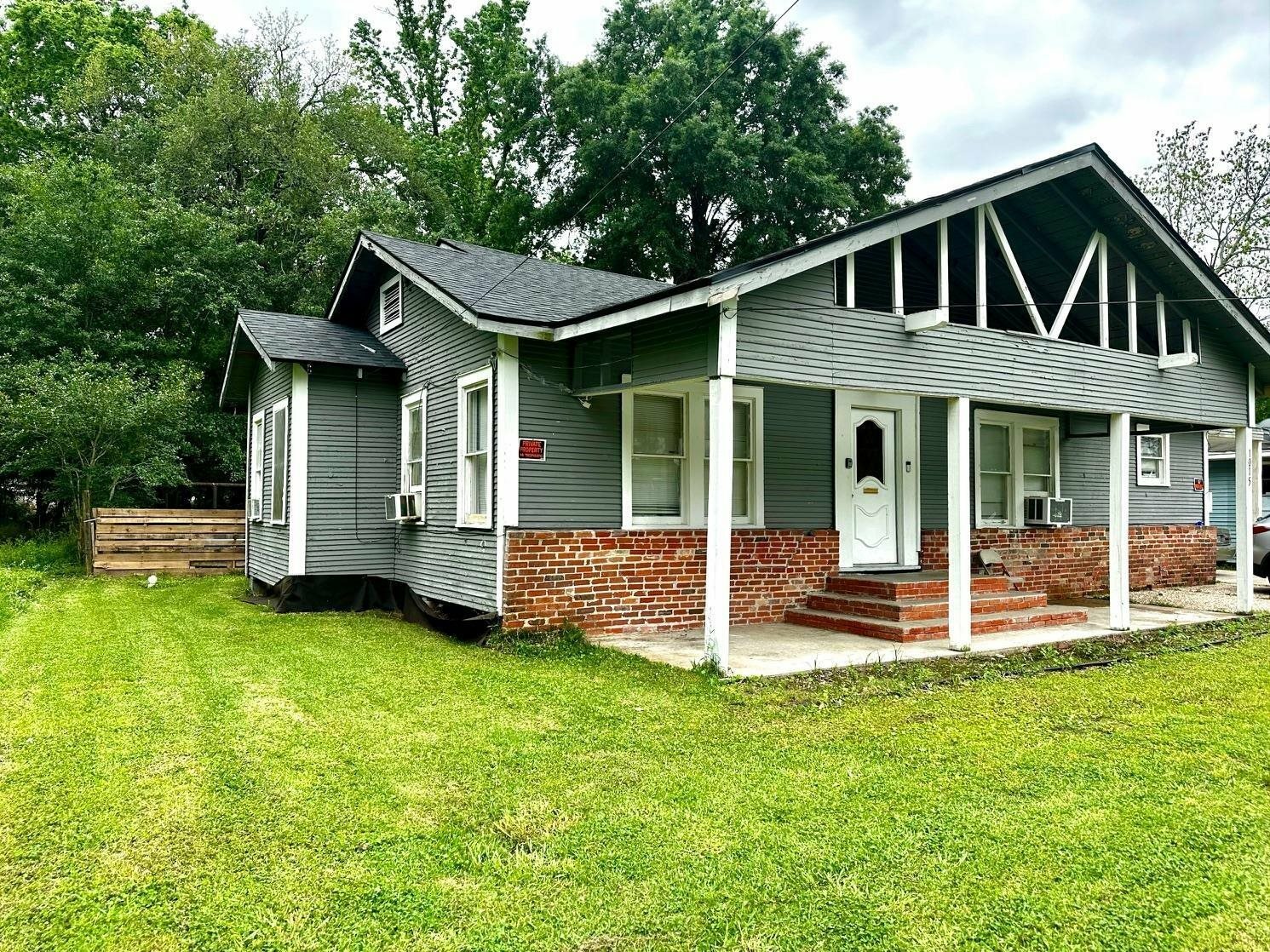 Property Photo:  1015 Parry St  TX 77703 