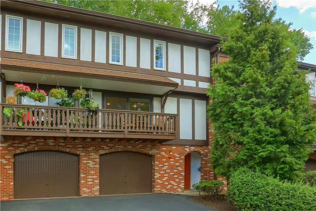 Property Photo:  211 Thornberry Dr  PA 15237 