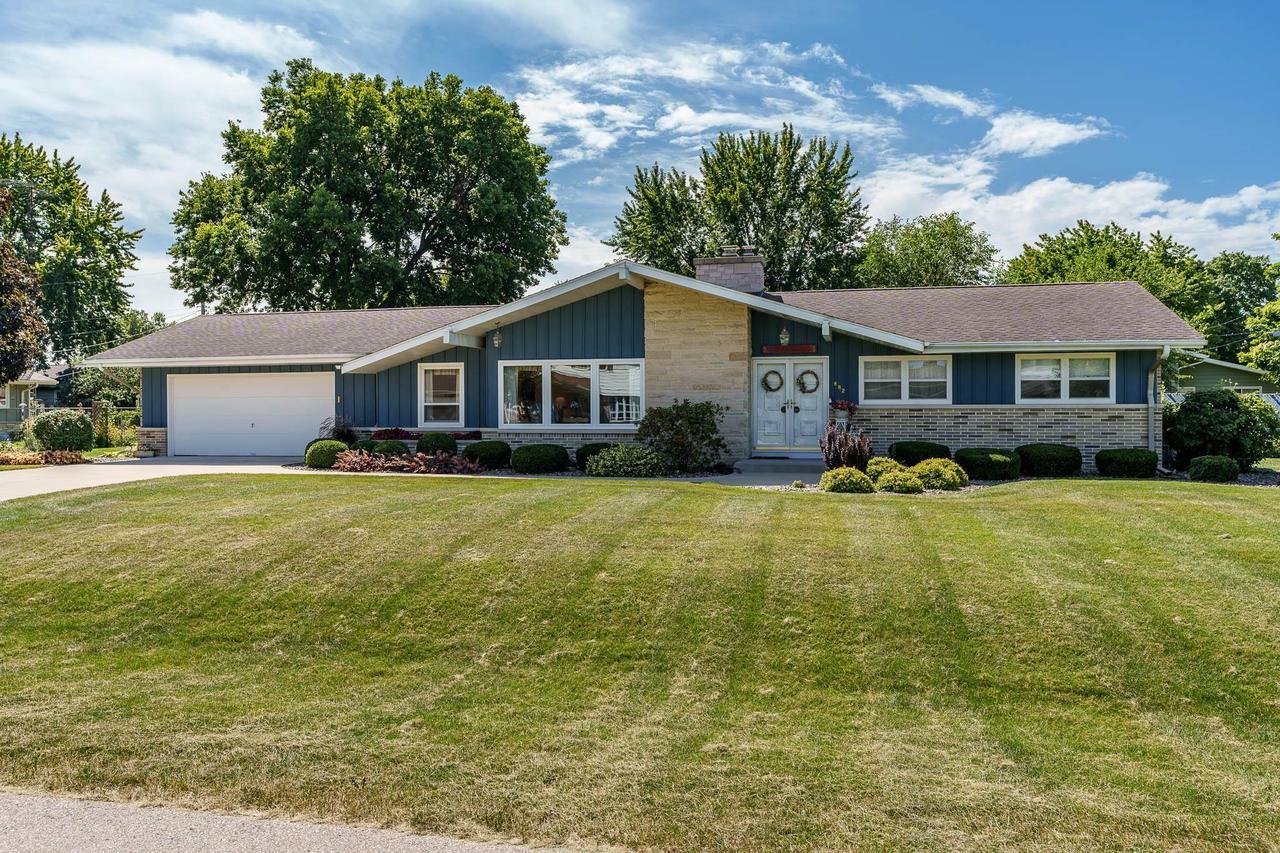 Property Photo:  882 East Petunia Lane  WI 53511 