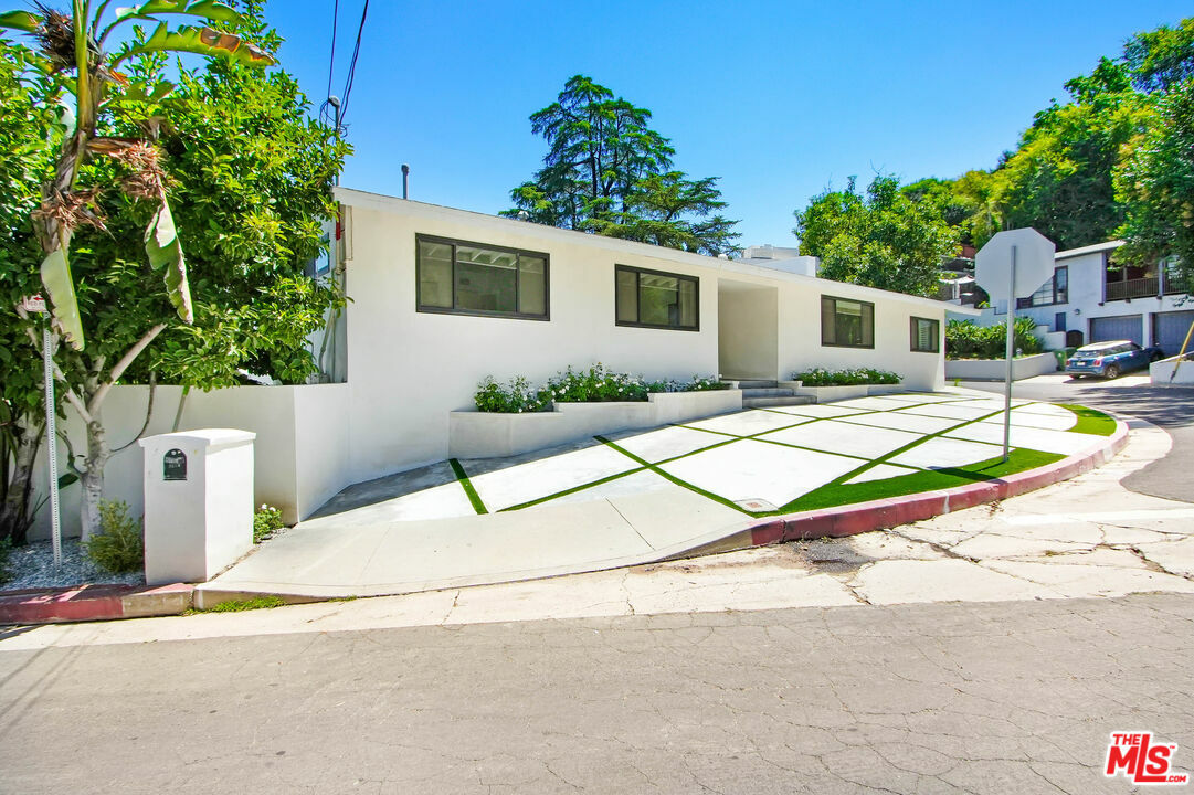 Property Photo: 4166 Crisp Canyon Rd CA 91403