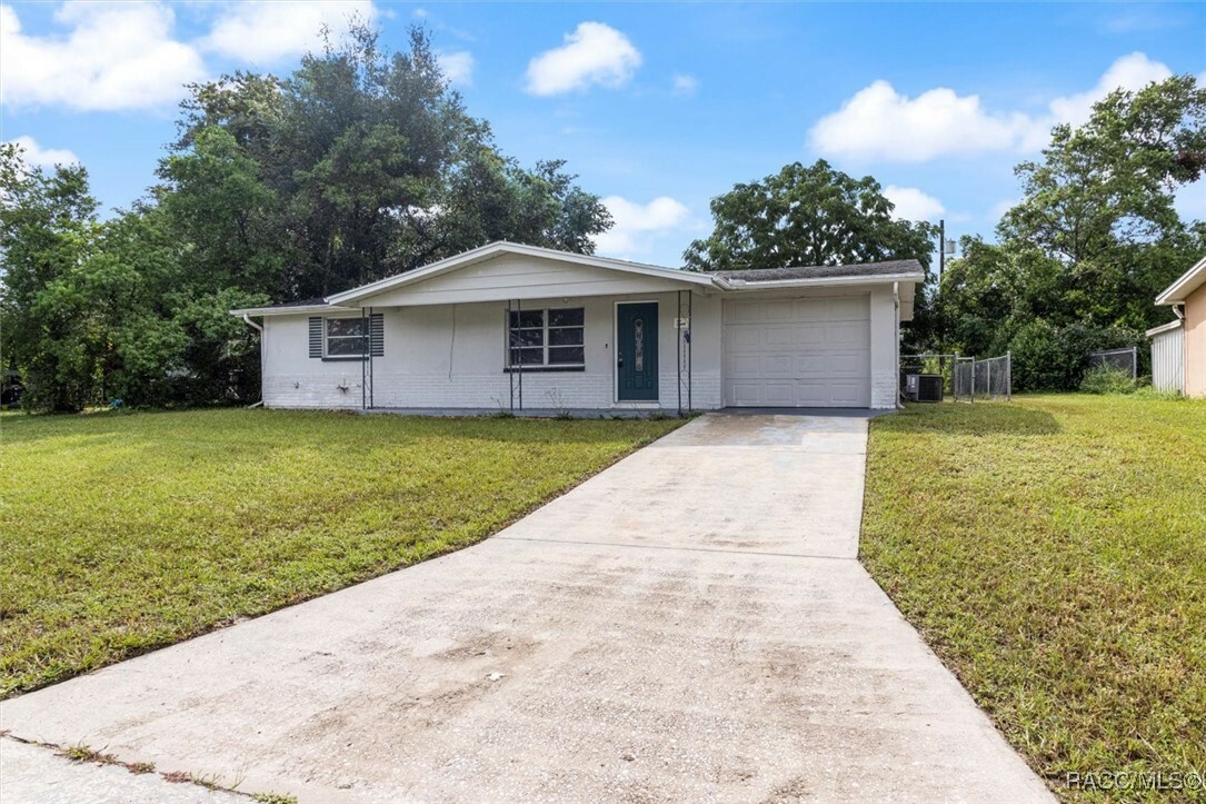 Property Photo:  5 S Jackson Street  FL 34465 