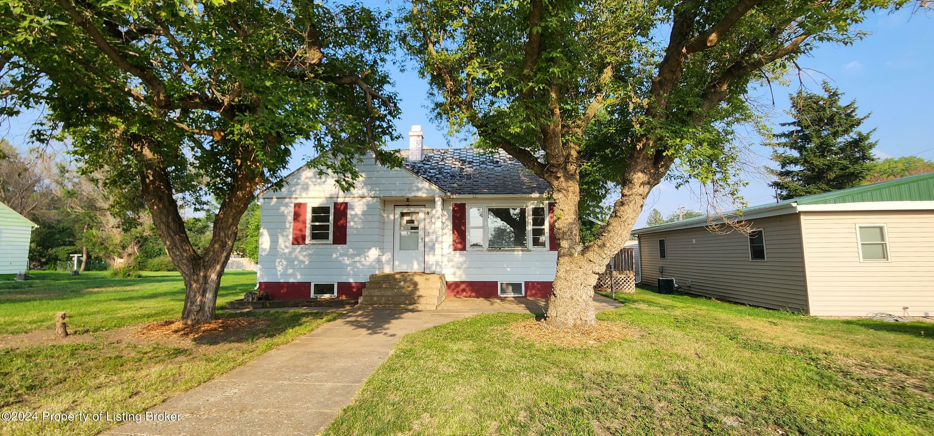 Property Photo:  817 3rd Avenue E  ND 58647 