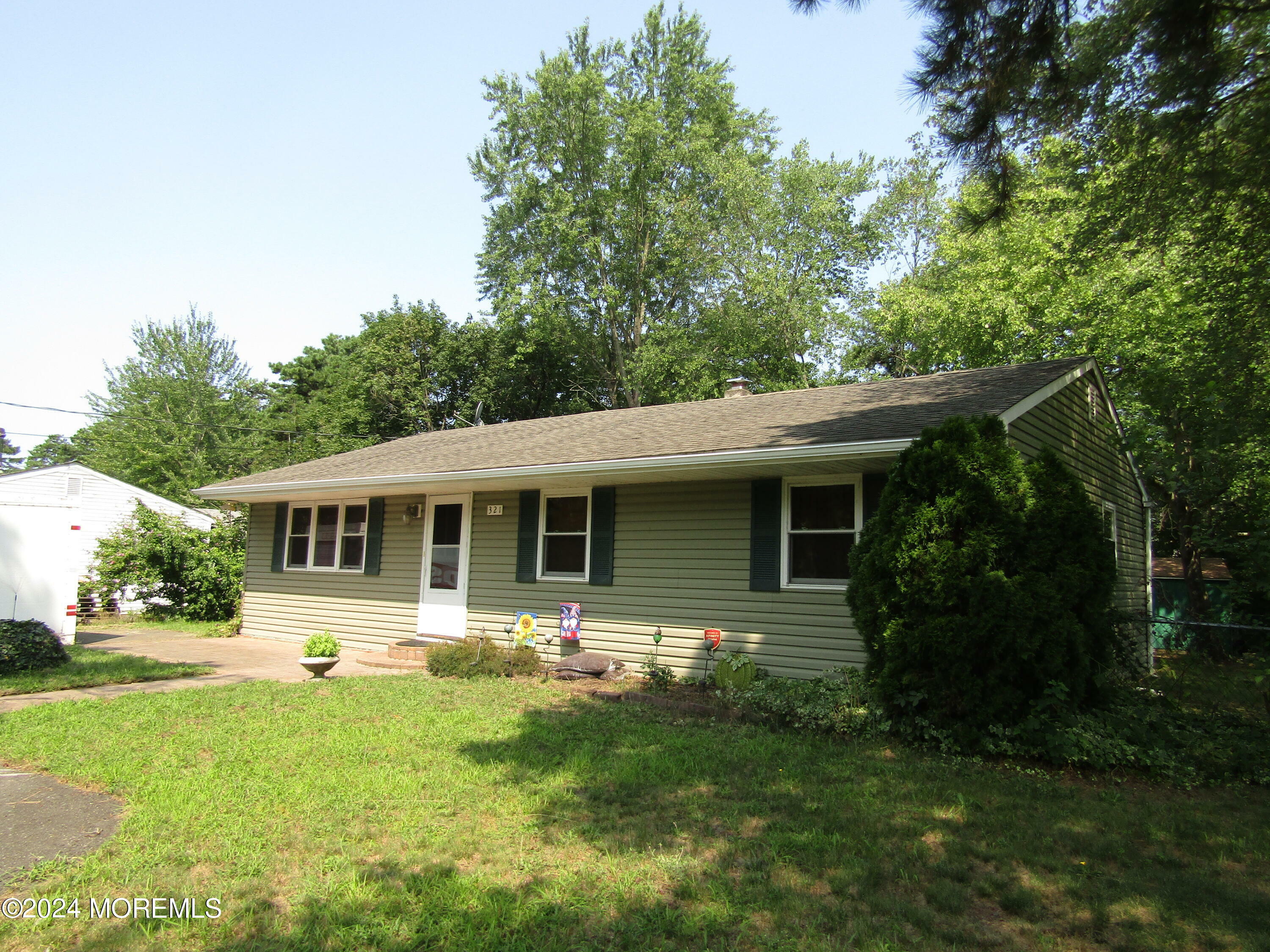 Property Photo:  321 Cherokee Drive  NJ 08015 