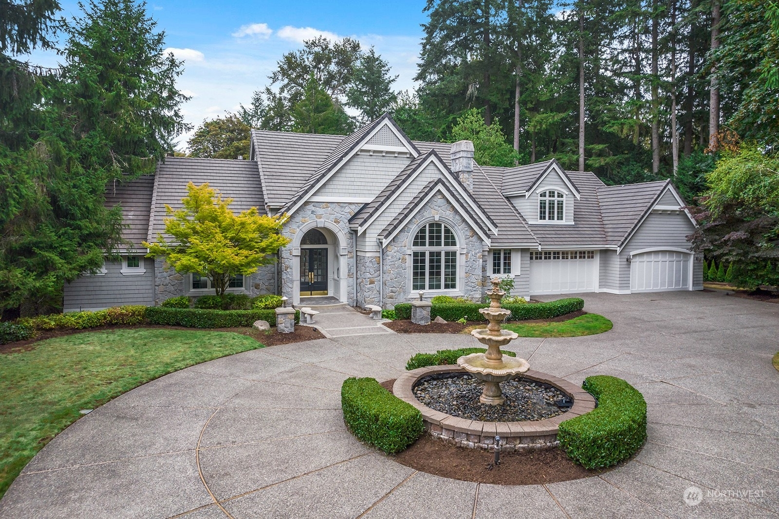 Property Photo:  822 Windsor Drive SE  WA 98074 