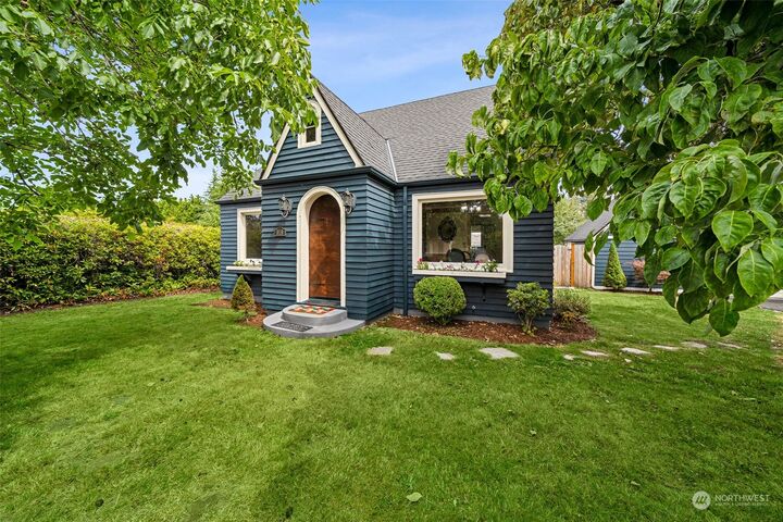Property Photo:  919 21st Street SE  WA 98372 