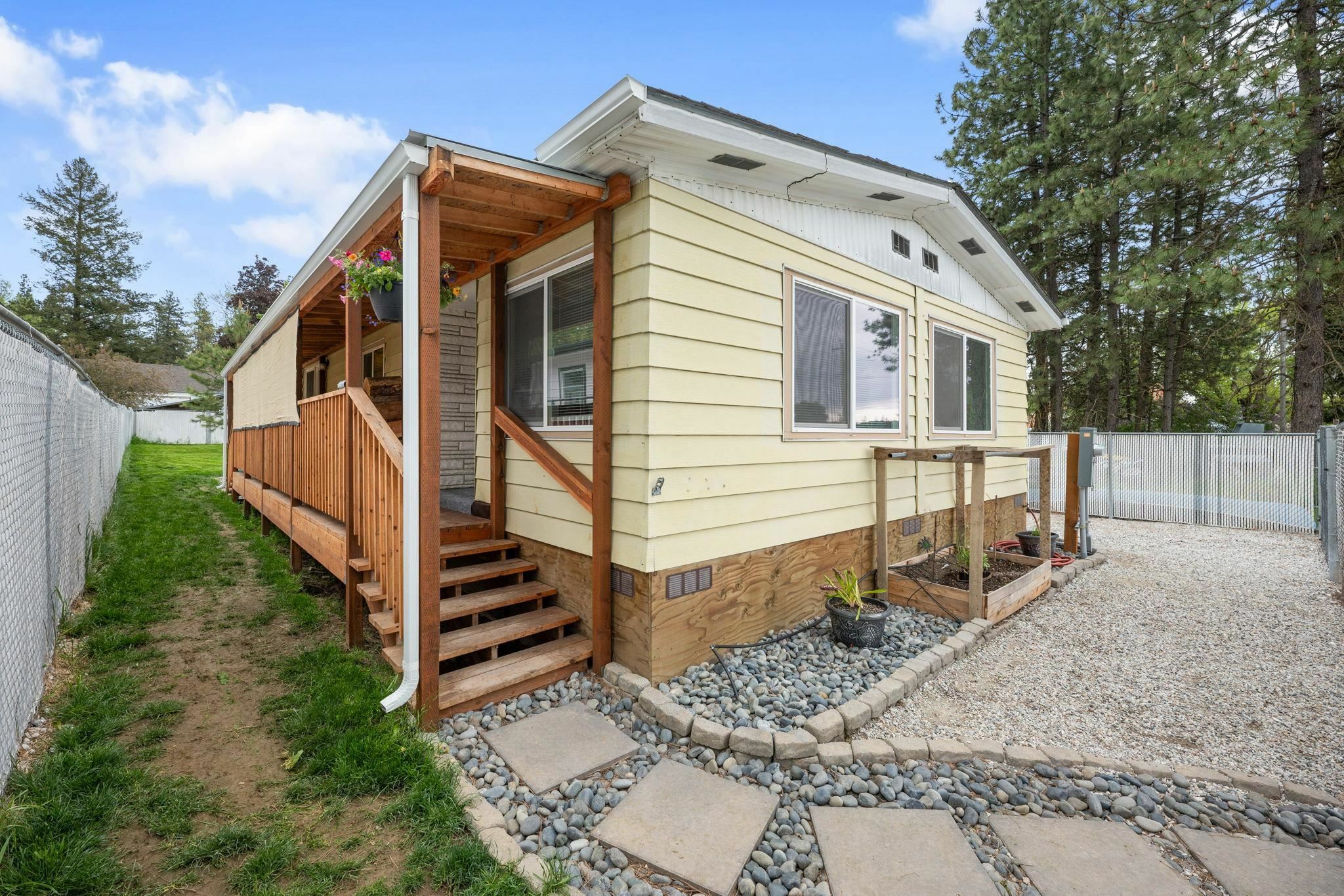 Property Photo:  612 N 2nd St  WA 99173 