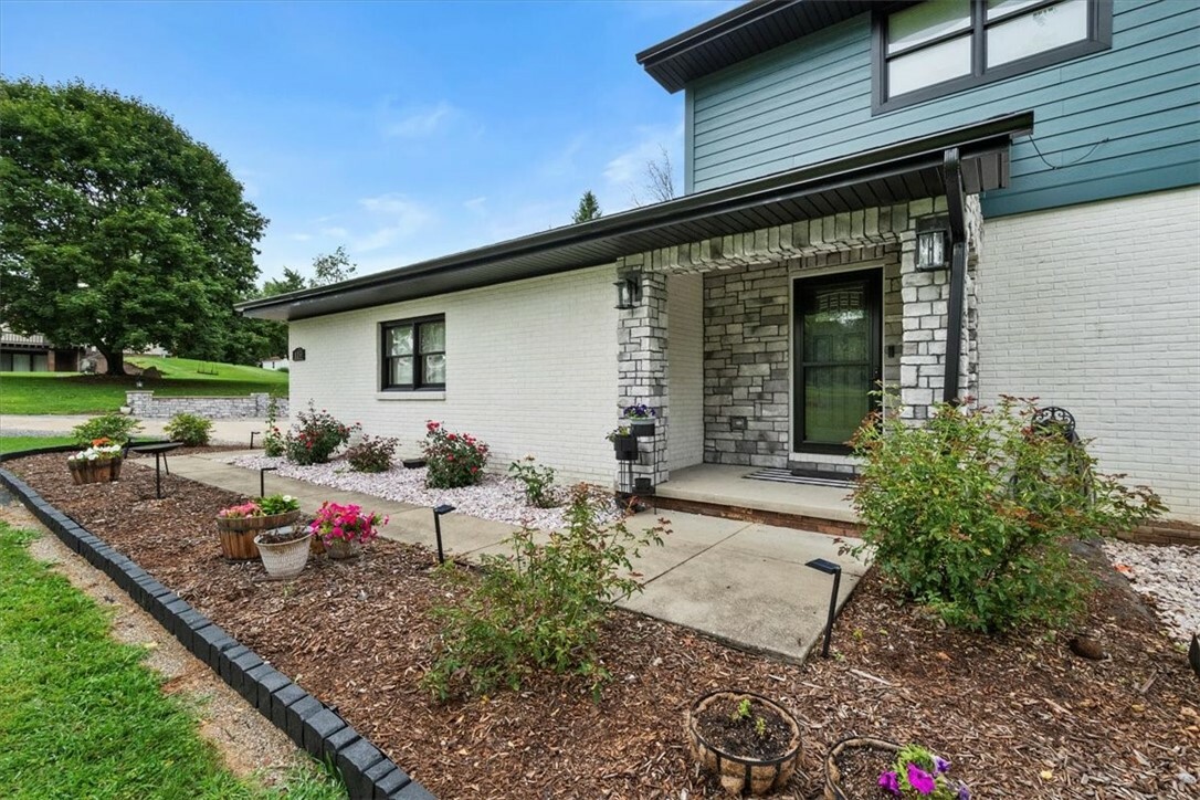 Property Photo:  115 Shirley Ln  PA 16102 