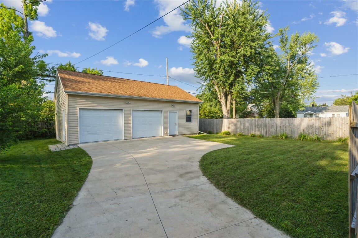 Property Photo:  513 33rd Street NE  IA 52402 