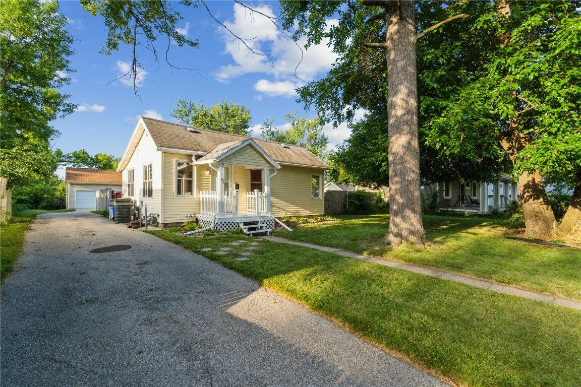 Property Photo:  513 33rd Street NE  IA 52402 