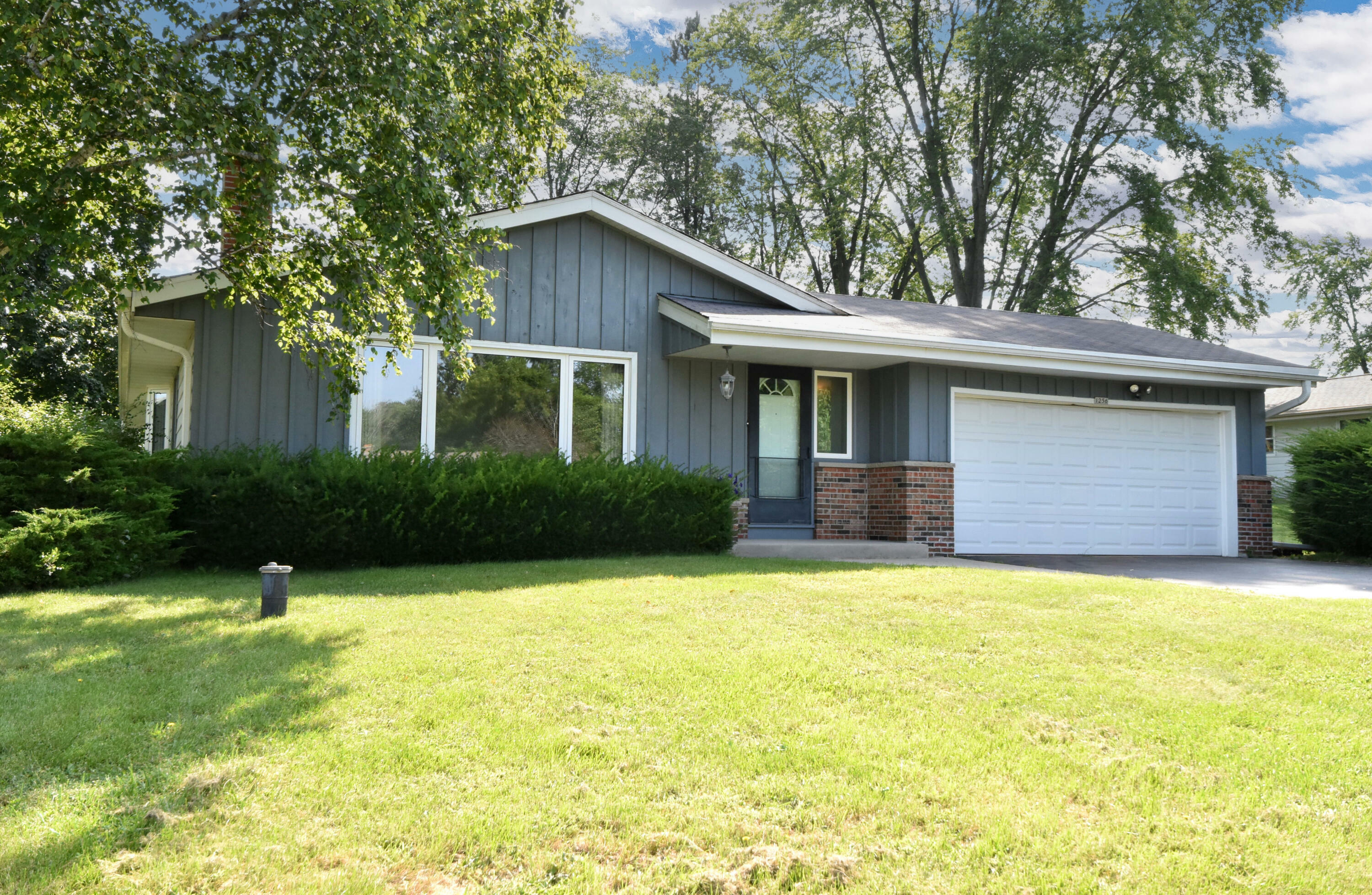 Property Photo:  1256 St Huberts Dr  WI 53033 