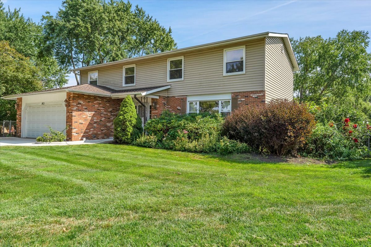 Property Photo:  163 W Garden Court  IL 60067 