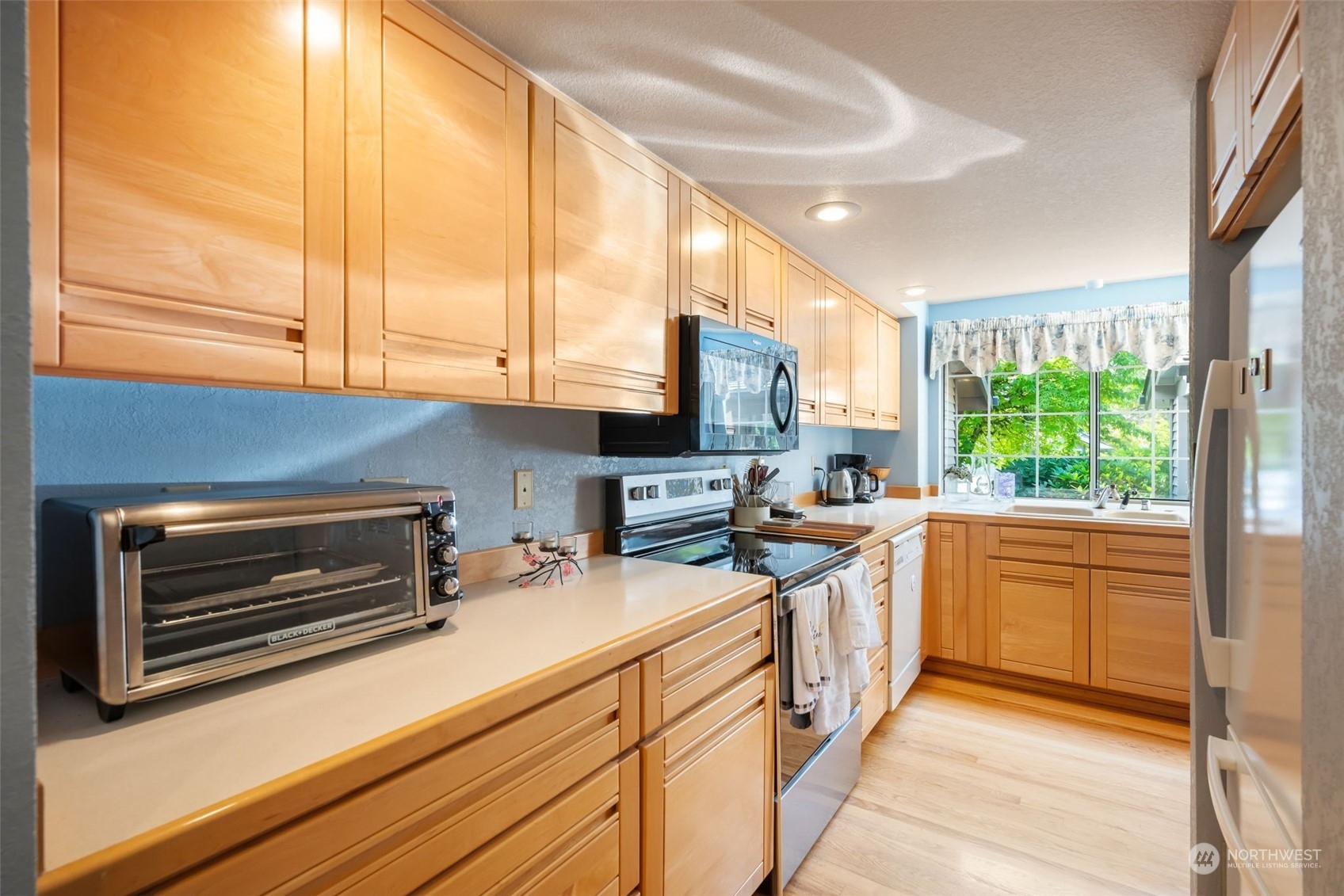 Property Photo: 11412 SE 66th Street WA 98006