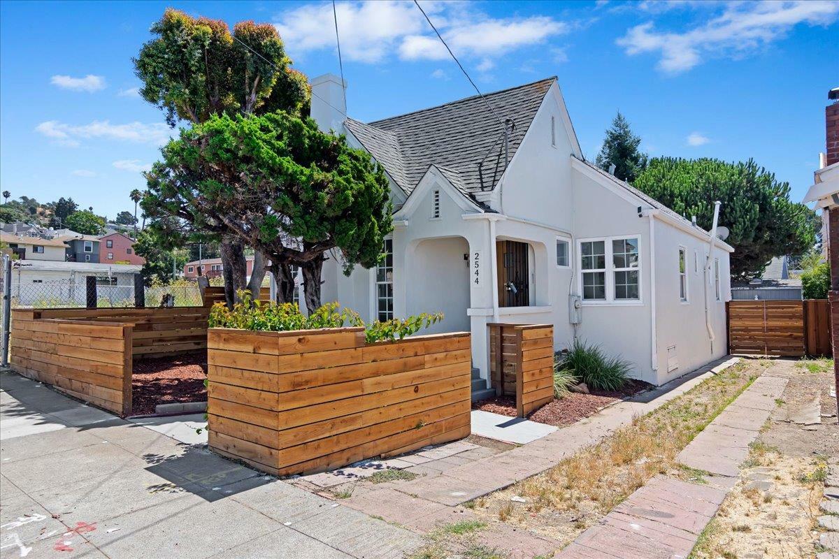 Property Photo:  2544 82nd Avenue  CA 94605 