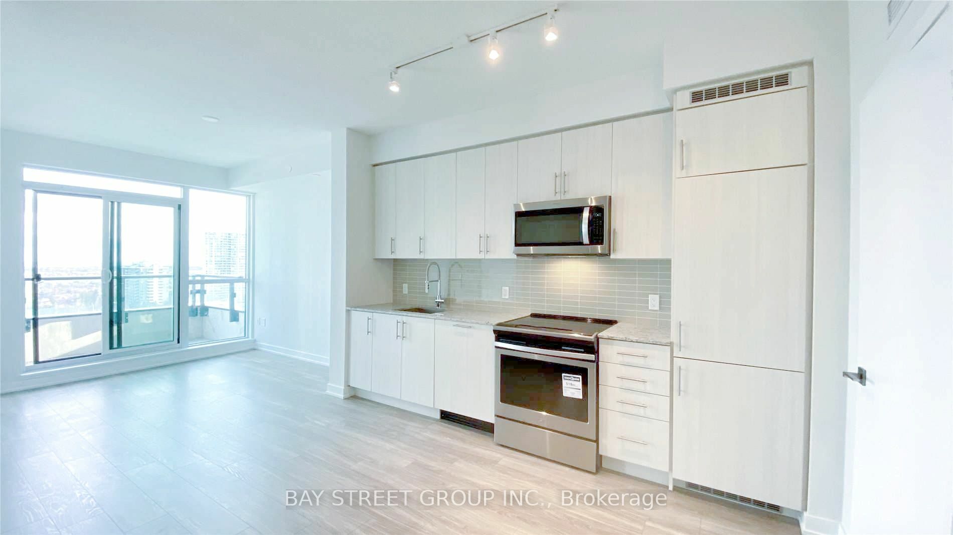 Property Photo:  4055 Parkside Village Dr 1919  ON L5B 0K8 