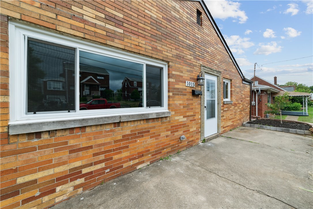 Property Photo:  1015 Pleasant Ave  PA 15133 