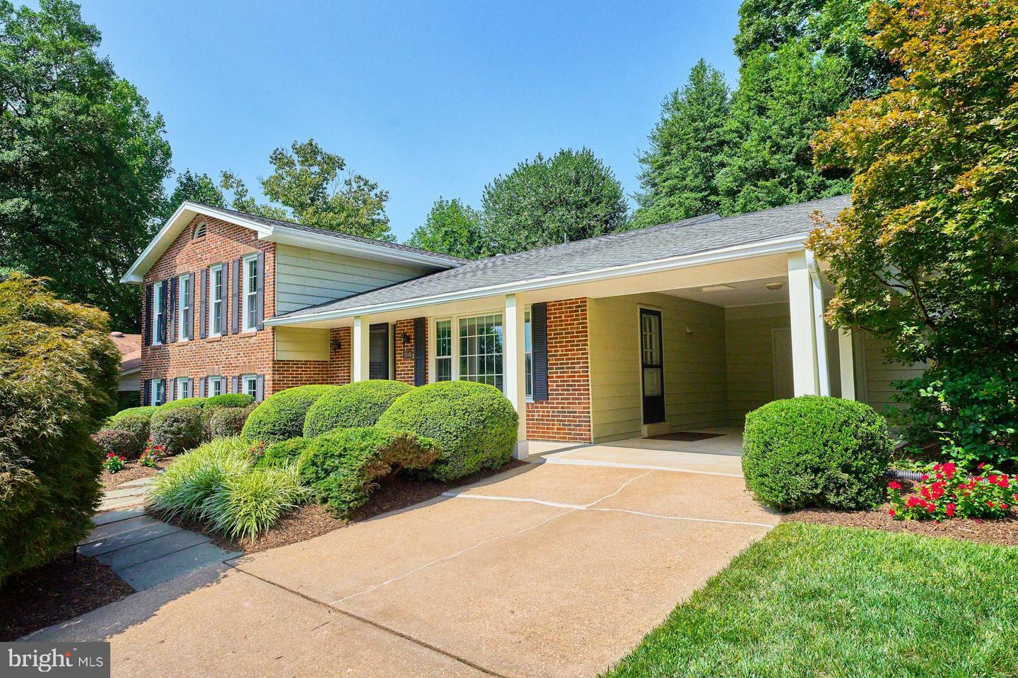 Property Photo:  2046 Woodford Road  VA 22182 