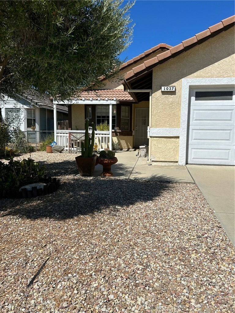 Property Photo:  1037 Ivy Street  CA 92545 