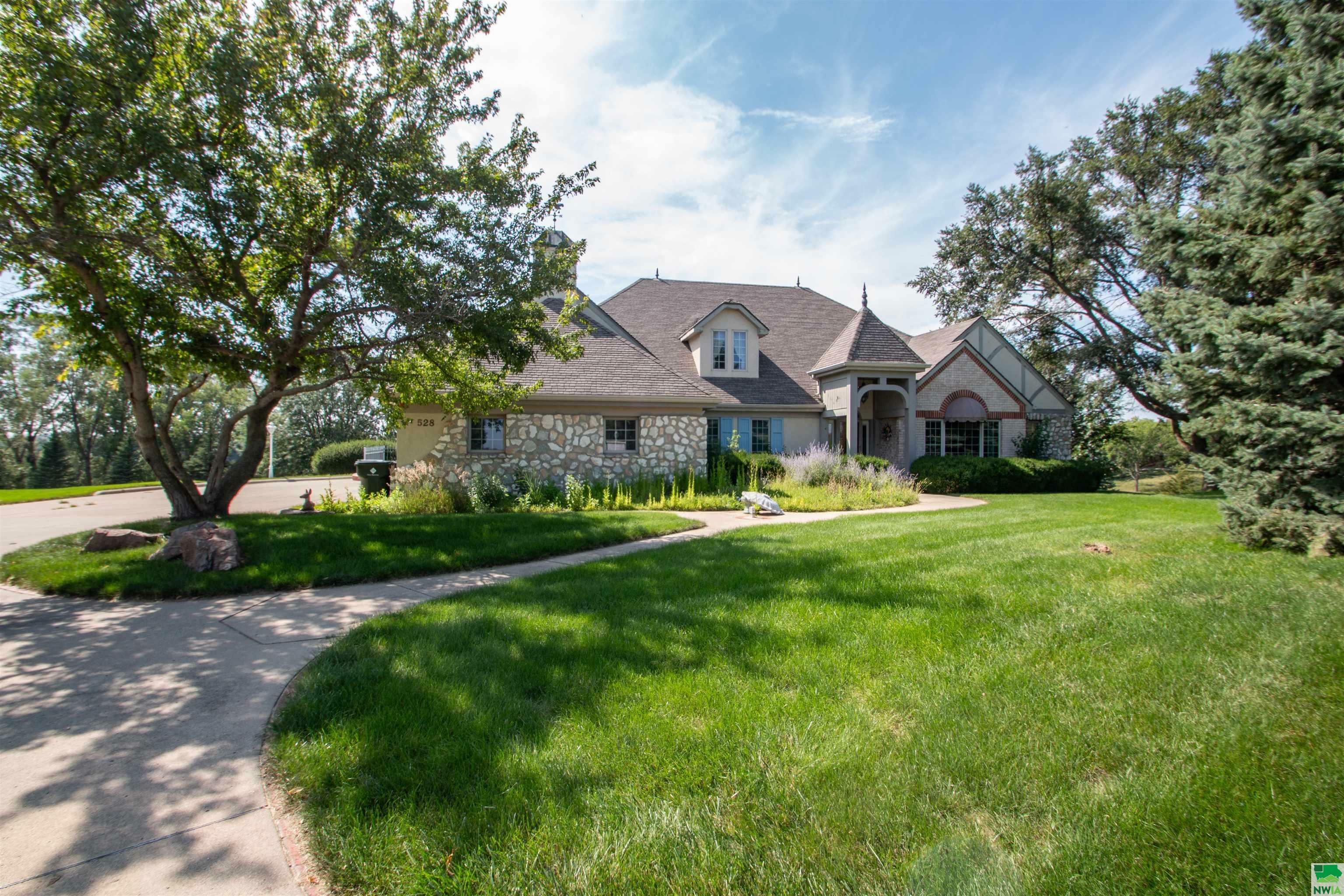 Property Photo:  528 Pelletier Drive  IA 51104 