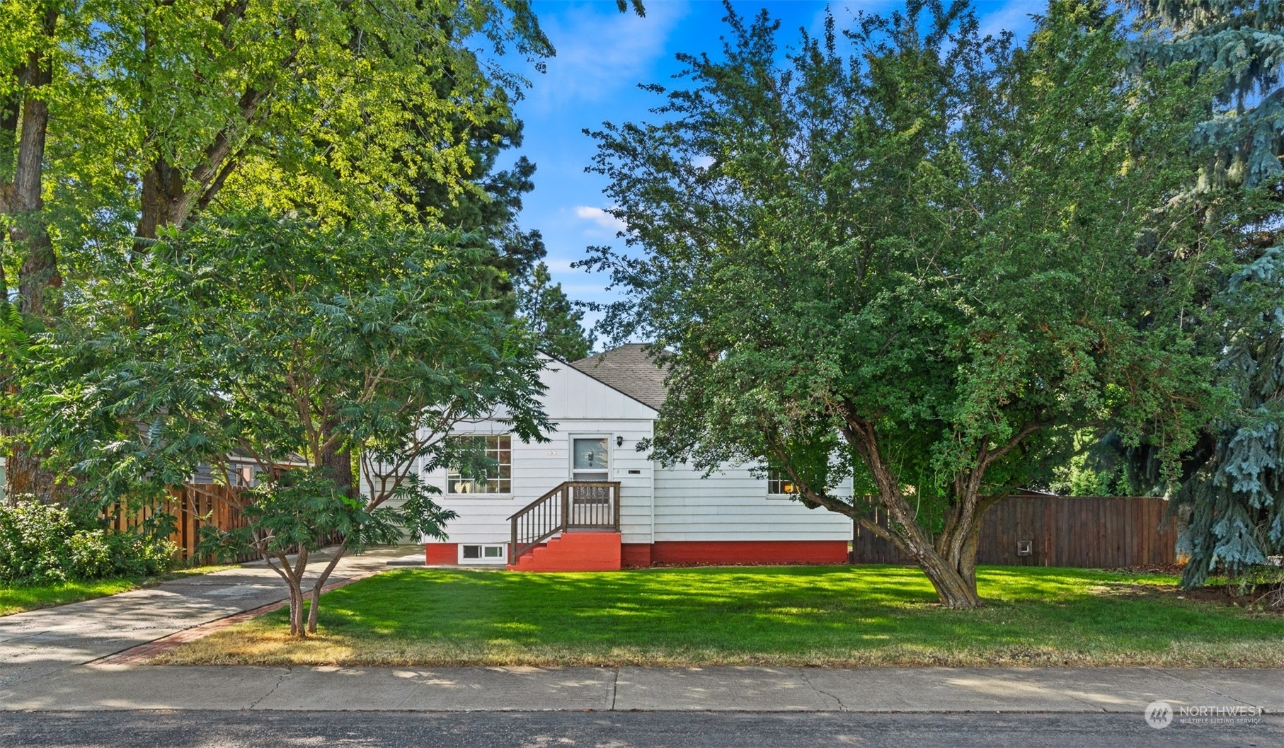 Property Photo:  806 E Washington Ave  WA 98926 