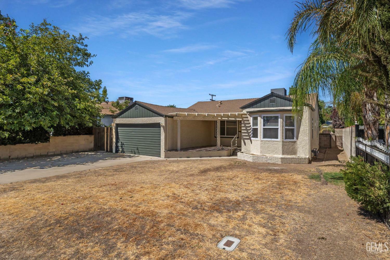 Property Photo:  129 Myrtle Street  CA 93304 