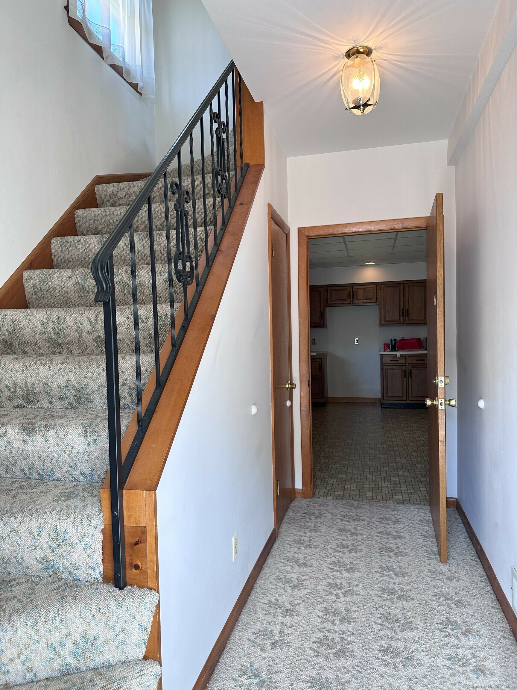 Property Photo:  181 Seymour Avenue Unit 1  CT 06418 