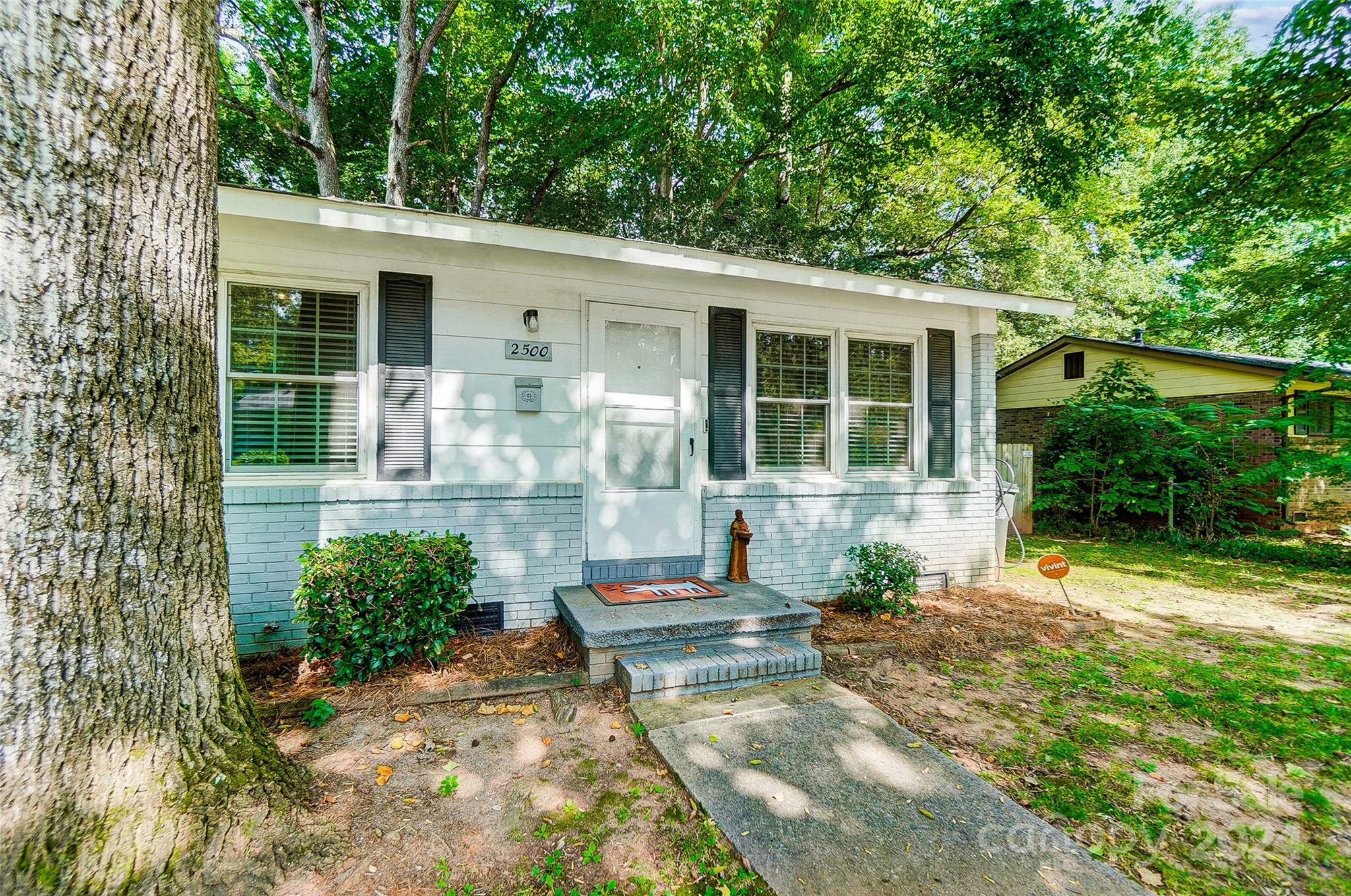 Property Photo:  2500 Danforth Lane  NC 28208 