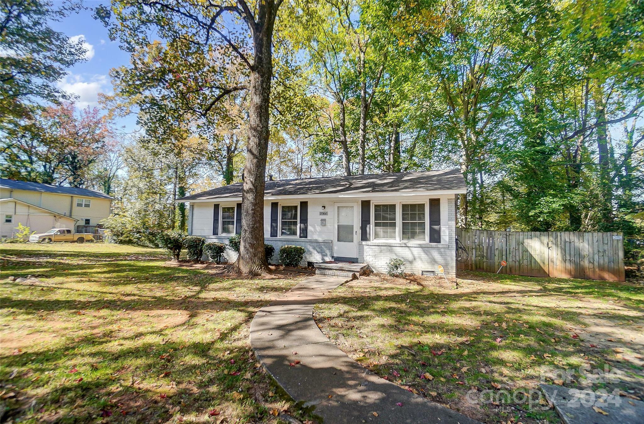 Property Photo:  2500 Danforth Lane  NC 28208 