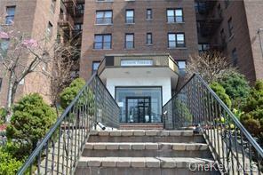 Property Photo:  650 Warburton Avenue 3B  NY 10701 