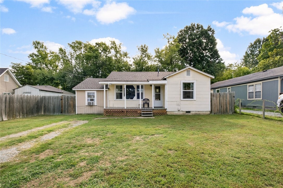 Property Photo:  707 S Hico Street  AR 72761 